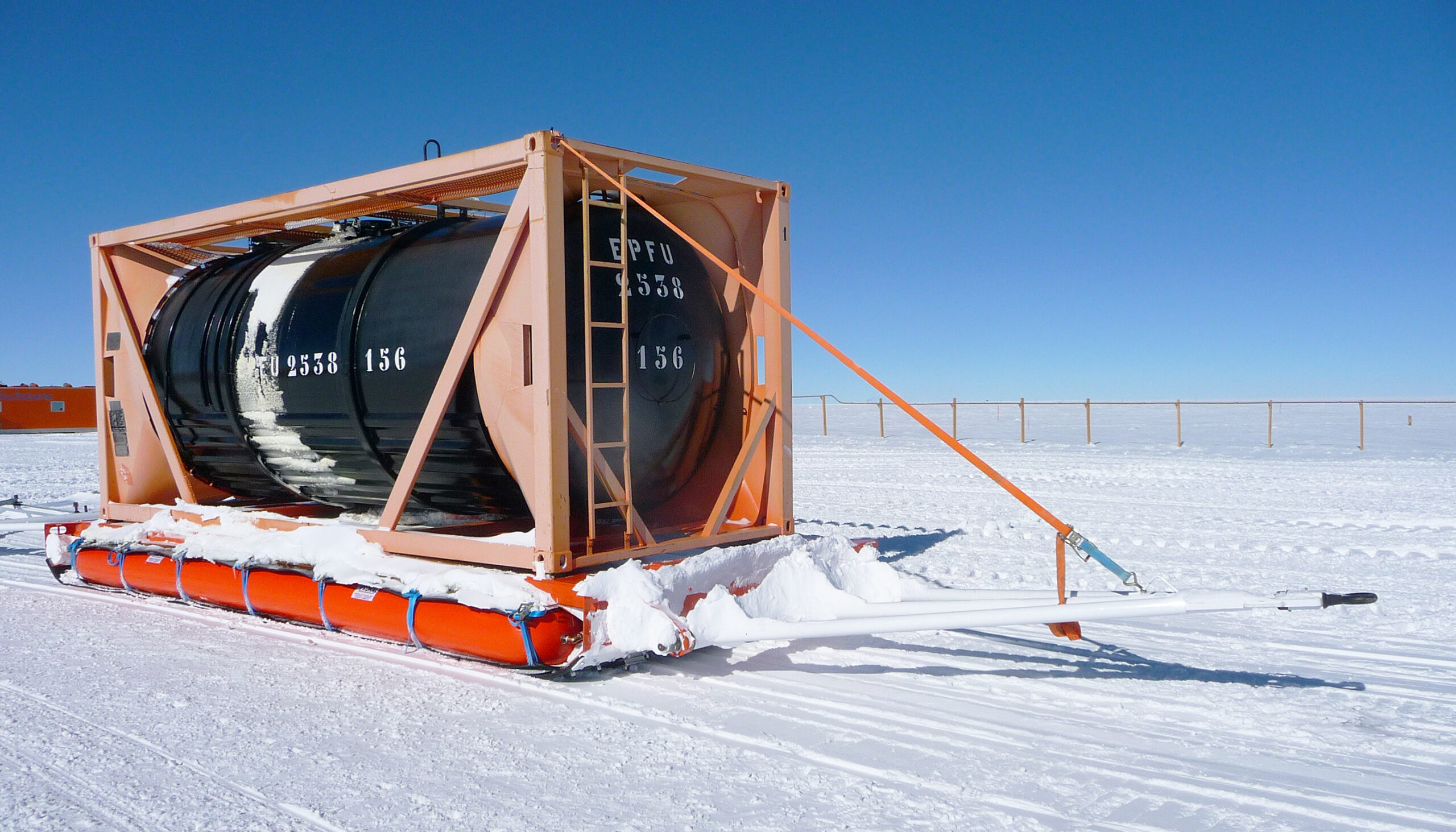 Traverse - Air cushion sled loaded with 24m3 tank container