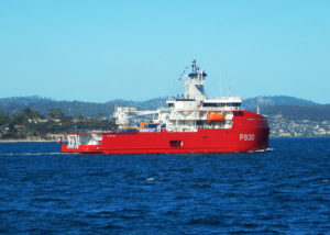 L'astrolabe P800 leaving Hobart