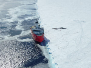 Opérations / débarquement sur glace de mer - Navire l'Astrolabe P800 accosté à la banquise