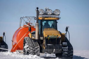 Concordia traverse – Challenger tractor fitted with four 2,000 W Philips Arena floodlights to cope with the white-out