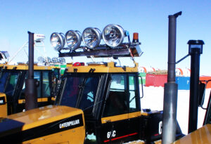Concordia traverse – Challenger tractor fitted with four 2,000 W Philips Arena floodlights to cope with the white-out
