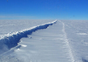 Remaining visibility of the track between two convoys – from the supply traverse system of the Franco-Italian Concordia station