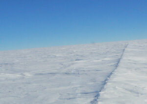 Remaining visibility of the track between two summer seasons – from the supply traverse system of the Franco-Italian Concordia station