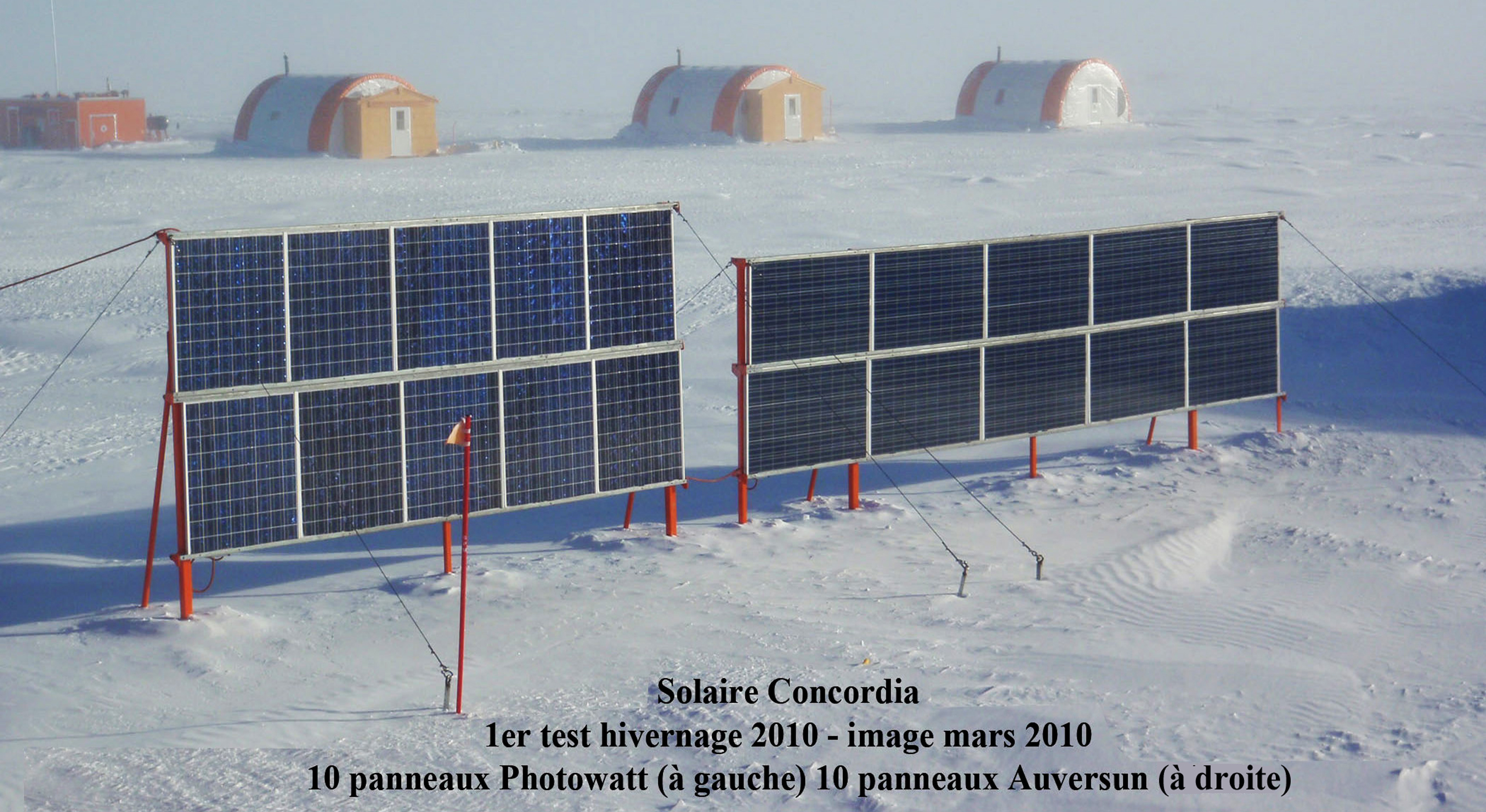Concordia : premier test d'hivernage 2010, 10 panneaux Photowatt (à gauche) et 10 panneaux Auversun (à droite) sur supports